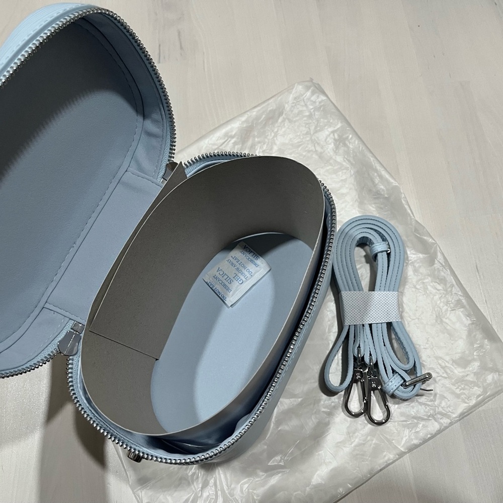 Bloomingdale’s Light Blue cosmetic bag /vanity case with strap - Picture 2 of 5
